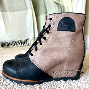 Sorel kaki canvas on black leather wedge boot